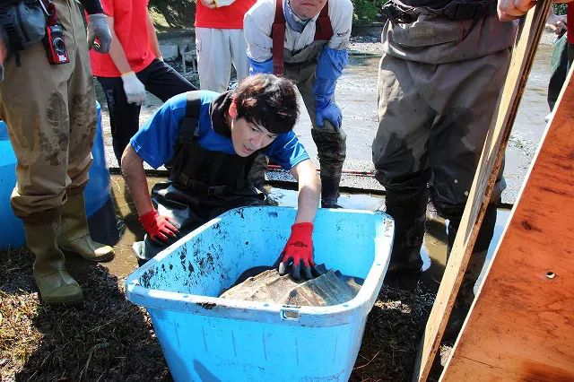 超巨大生物に驚く様子の田中。果たして何が出てきたのか!?