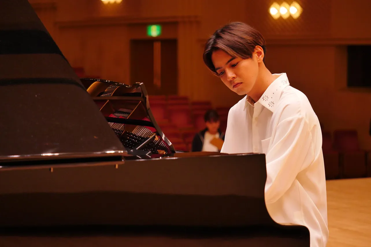 【写真】真剣なまなざしでピアノを弾く佐々石亮(片寄涼太)