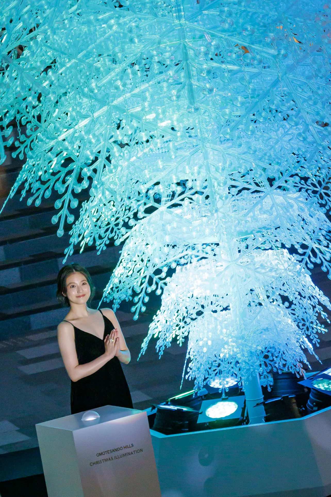 【写真】雪の結晶で作られたツリーに照らされる今田美桜