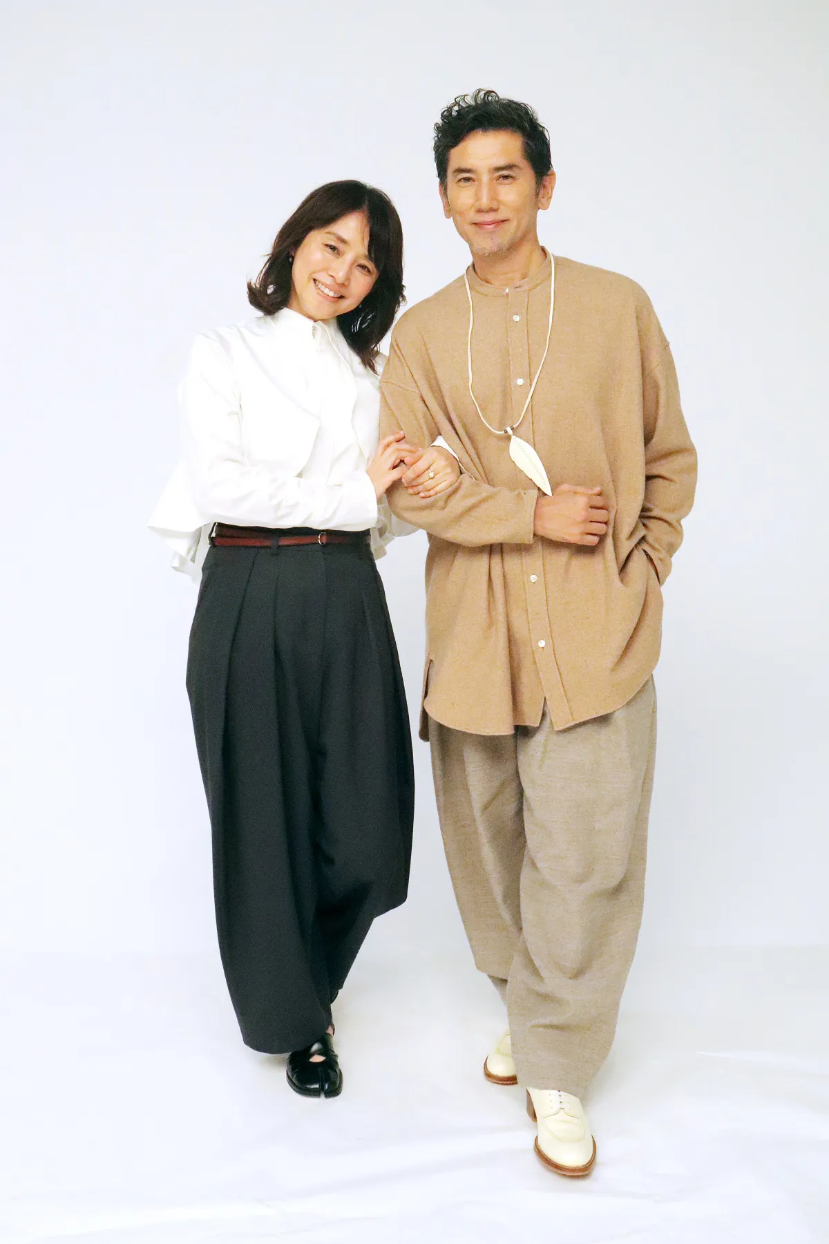 【写真】石田ゆり子と本木雅弘の仲良しな雰囲気あふれる2ショット