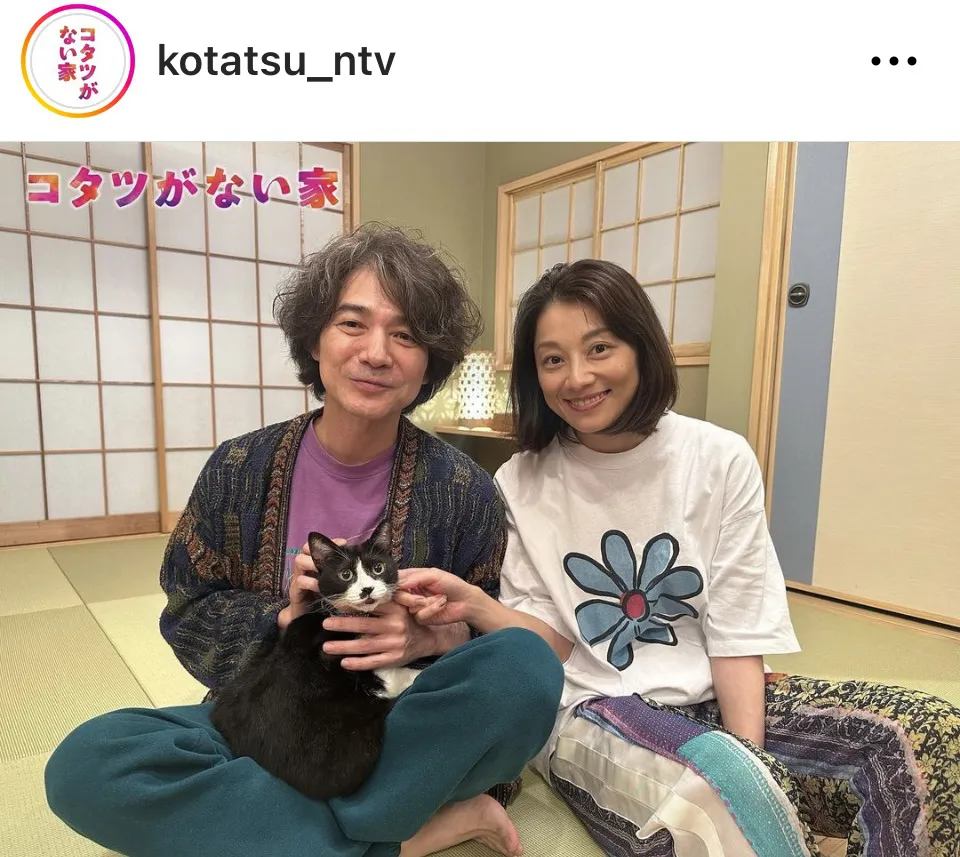 【写真】小池栄子“万里江”と吉岡秀隆“悠作”の笑顔夫婦ショット…愛猫・チョーさんもカメラ目線