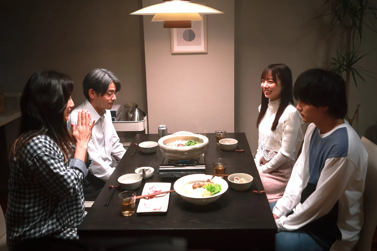 深愛(齊藤京子)も同席する那須川家の食卓…笑顔を見せているがまさに地獄の食卓といった様相に
