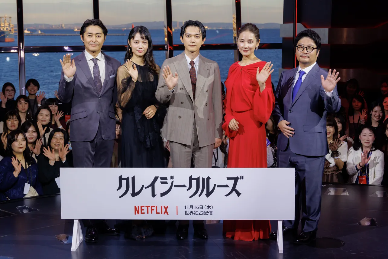 (左から)安田顕、宮崎あおい、吉沢、吉田羊、瀧悠輔監督