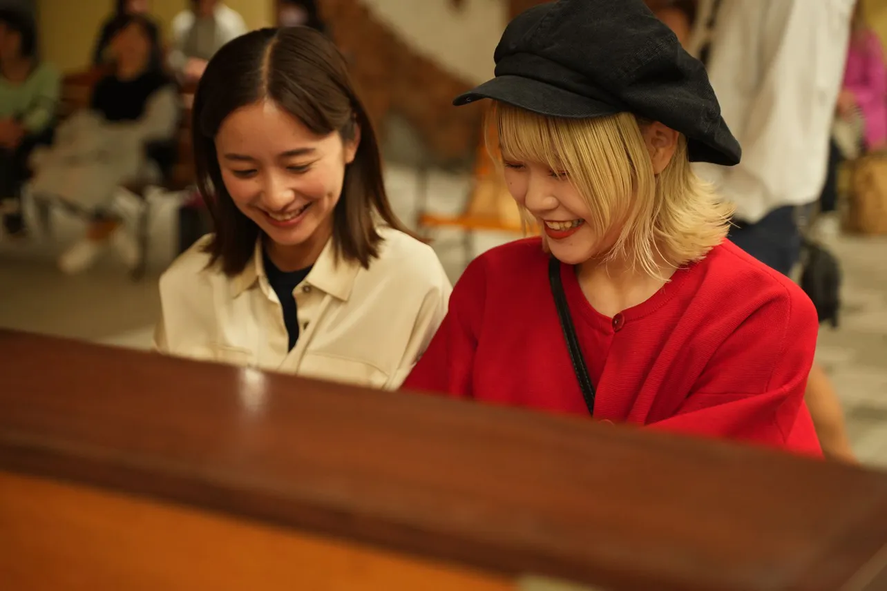 【写真】堀田真由とハラミちゃんが隣に座って楽しそうに連弾する笑顔2ショット