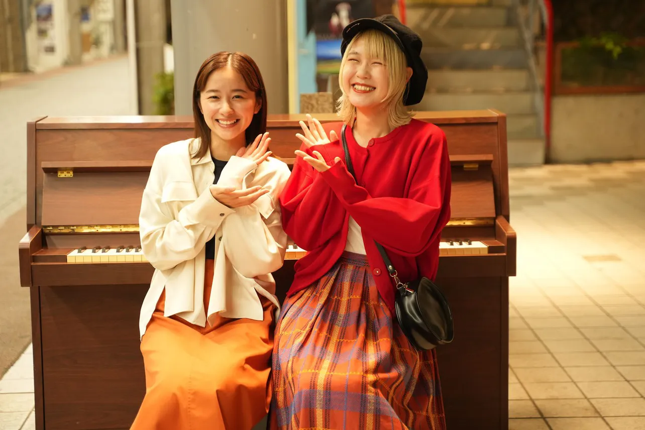 堀田真由(左)主演ドラマ「たとえあなたを忘れても」第5話にピアニストのハラミちゃん(右)が出演
