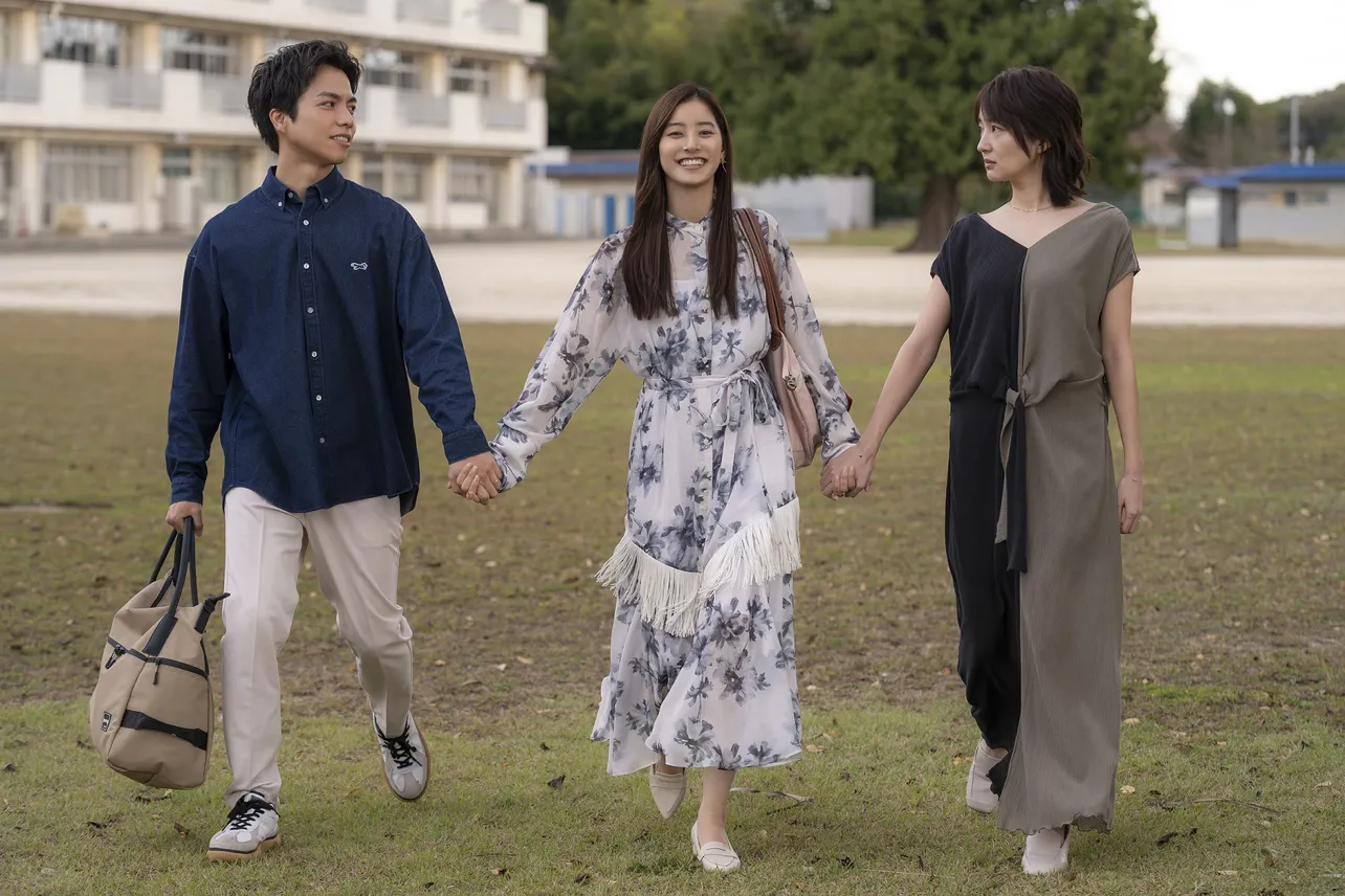 【写真】重岡大毅“”舜”と高梨臨“ゆり子”の間で笑顔を見せる新木優子“花”