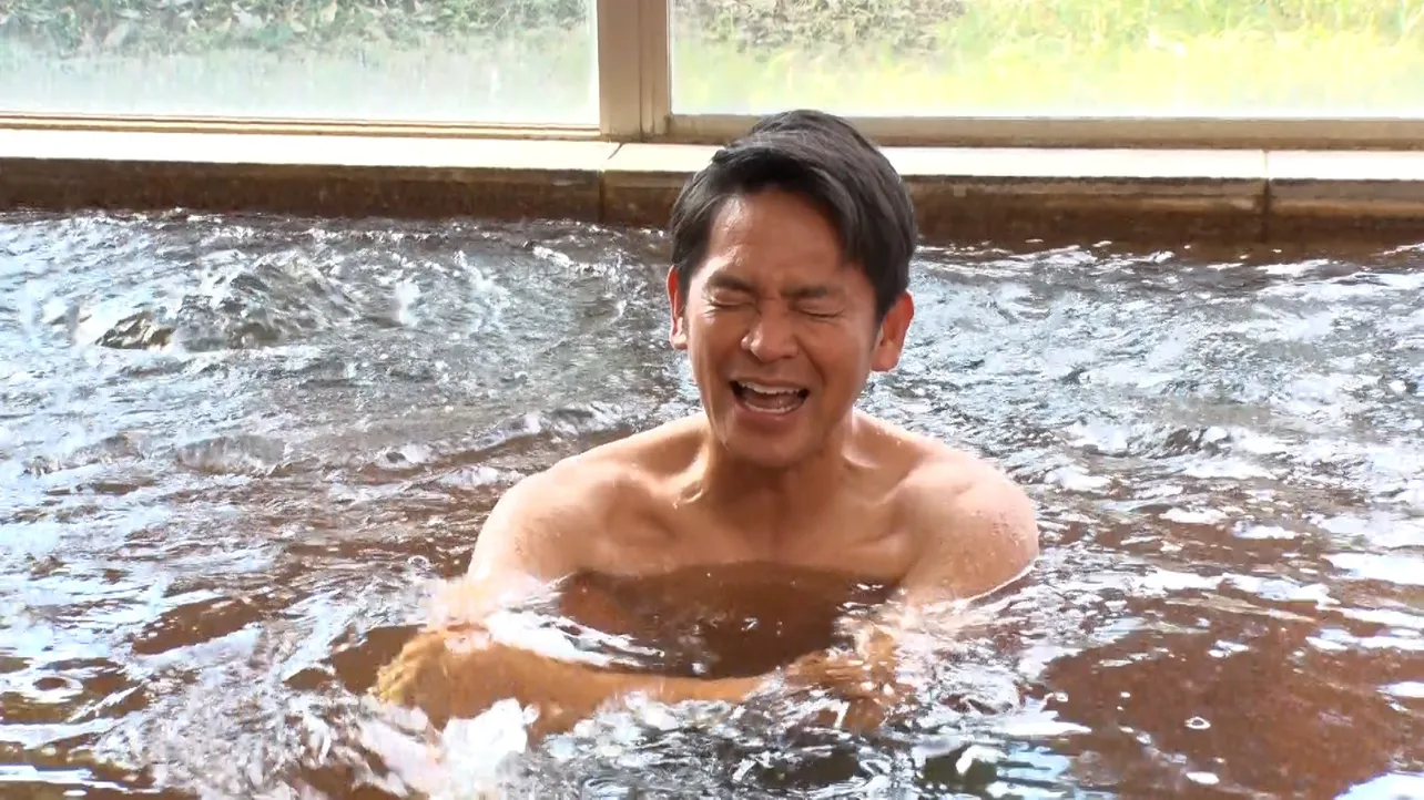 【写真】岡田圭右、地下1000mから湧き出る温泉で最高の笑顔