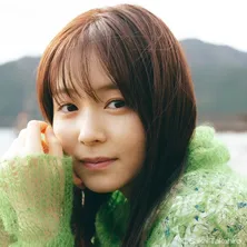 「圧倒的美脚」久間田琳加、カラフル衣装のミニスカから伸びる姿に「スタイル抜群！」とファン称賛