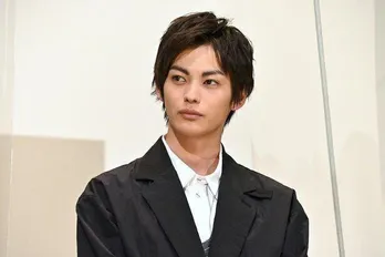 神尾楓珠、“イケメンすぎるコンビニ店員”姿披露「こんなコンビニ毎日通いたい」の声<いちばんすきな花>