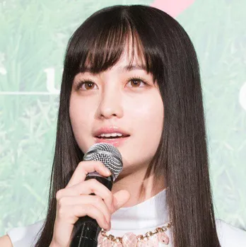 「眼福です」橋本環奈、笑顔溢れる横顔のスーツ姿に反響集まる＜トクメイ！警視庁特別会計係＞