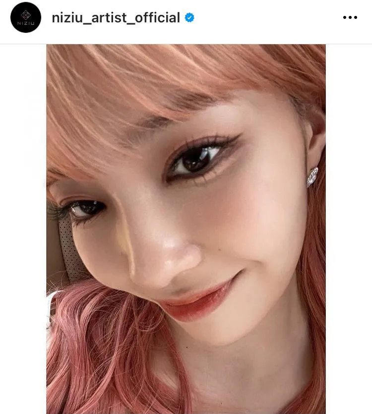 ピンク髪がよく似合う…NiziU・マユカの微笑みドアップショット