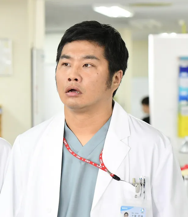 松尾諭演じる星稜病院の小児外科医、千葉。 オペでは手塚の第一助手を担当する