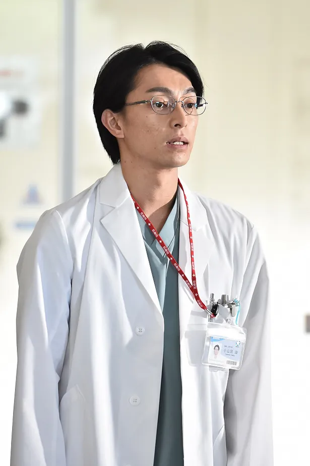 星稜病院の新人小児外科医・小山田(遠藤雄弥)。オペでは手塚の第二助手のポジションにいるが、 同僚から“おじゃまだ”とやゆされ手術の技術に自信が持てない