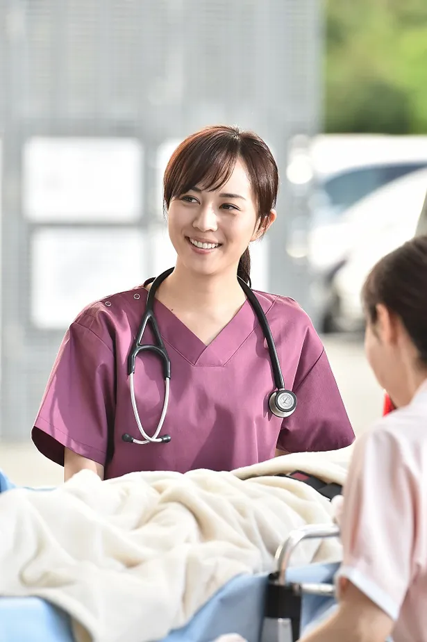 比嘉演じるマリアは、富山誠道病院に勤務する小児外科医。平聖中央病院時代の命の同僚で、研修医時代に命に出会い、尊敬している
