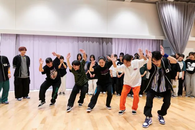 【写真】Travis Japanにお返しのパフォーマンスを見せる 叡明高校ダンス部