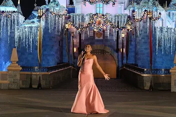 主人公アーシャ役のアリアナ・デボーズ、眠れる森の美女の城前で「ウィッシュ~この願い~」を生歌唱<ウィッシュ>