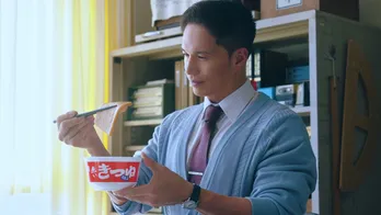 「おいしい給食」×「赤いきつね緑のたぬき」がCMでコラボ 市原隼人「迷う事なく 今年の年越しそばは“緑のたぬき”」