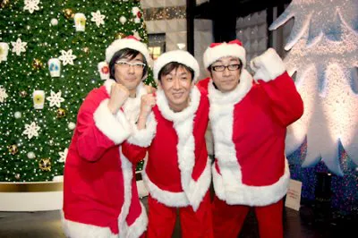 サンタクロース姿の3人は、赤坂サカスのクリスマスツリーの前で記念撮影