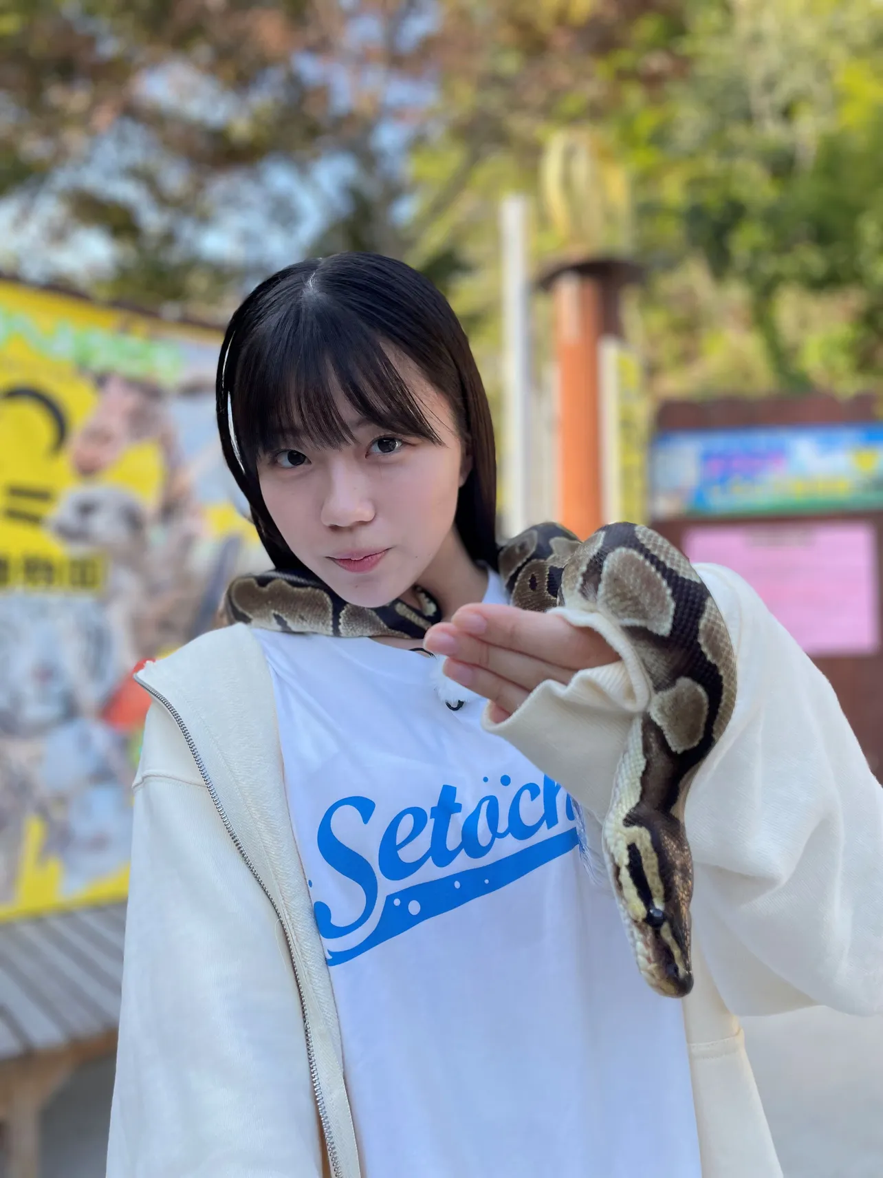 STU48・工藤理子はニシキヘビを首に巻いて撮影