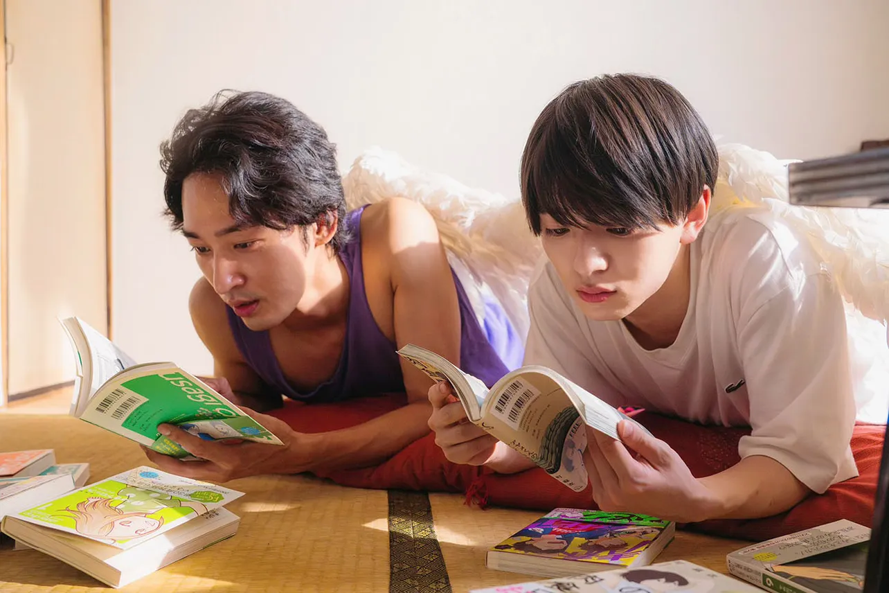 【写真】2人で寝転びながら漫画を読む上杉柊平“幸紀”＆西村拓哉“天使”