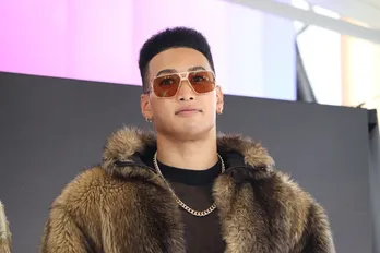 彫刻みたい…関口メンディー、超ミニ丈パンツで鍛え上げられた脚部を披露<パリピ孔明>