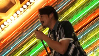 小田井涼平、純烈時代の思い出が詰まったキャバレーで当時を想う スポットライトに照らされて披露する美声