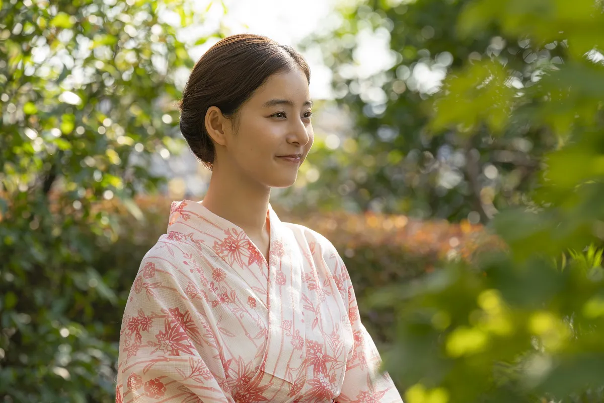 【写真】キュートな浴衣姿でほほ笑む花(新木優子)