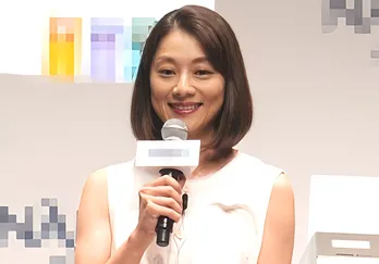 小池栄子“万里江”、テーブルから顔を出してキョロキョロする姿に「かわいすぎる」の声<コタツがない家>