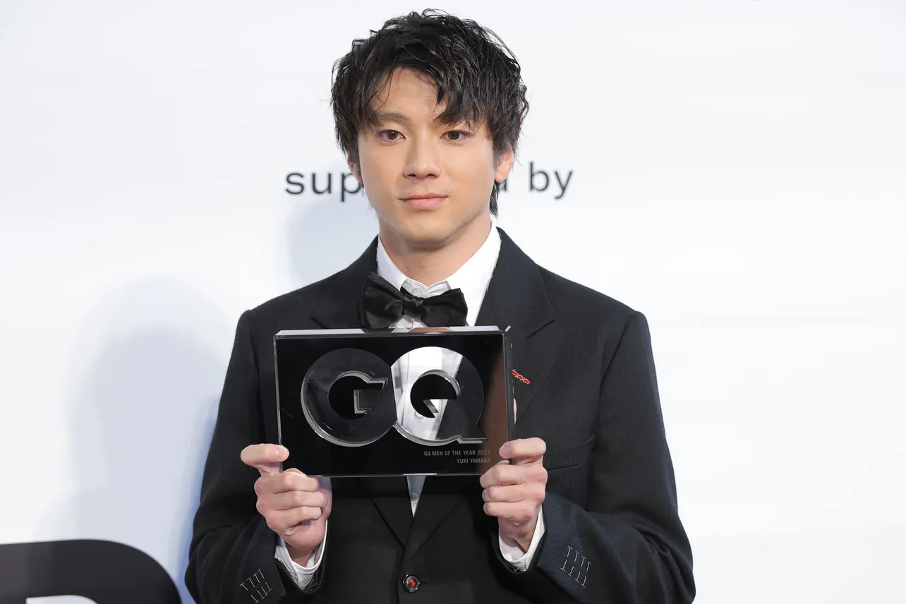 「GQ MEN OF THE YEAR 2023」のフォトコールに登壇した山田裕貴