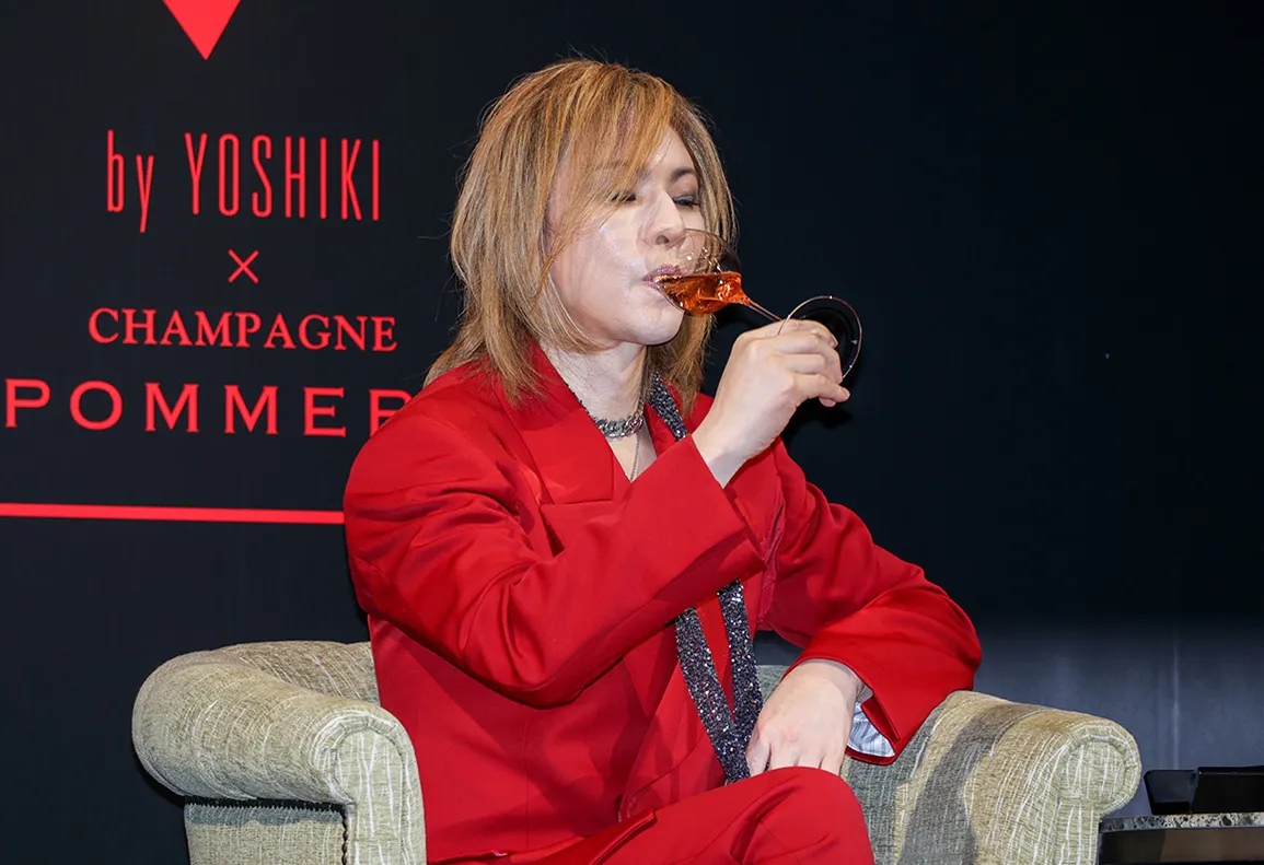 【写真】「飲んでいいですか？」と自慢のシャンパンを口にするYOSHIKI