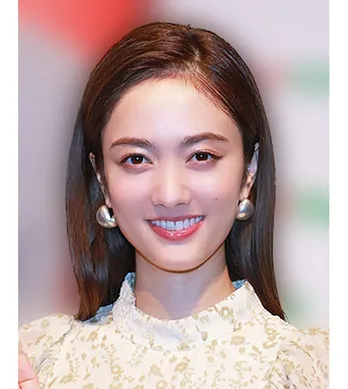 谷まりあ、何本もの紐が入り組んで…生肩あらわなコーデで京都を楽しむ姿に「金閣寺より輝いてる」と反響