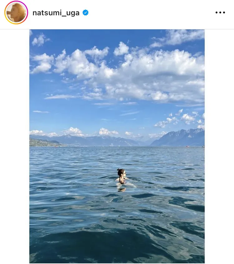【写真】大きな湖に浮かぶ宇賀なつみ…水着姿で壮大な自然を満喫