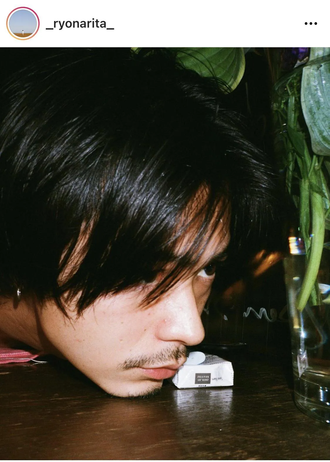 【写真】髭×タバコのワイルドさがたまらない成田凌の“接近”ショット