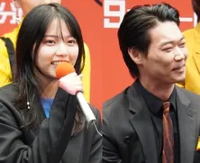 強そうなポーズをする西野七瀬“まどか”としょんぼり笠松翔“桧山”の2ショットがかわいすぎる＜ポケットに冒険をつめこんで＞