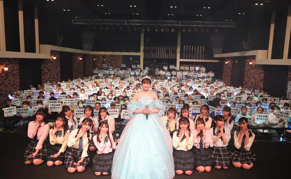 【写真】STU48・瀧野由美子とファンが卒業コンサートで記念撮影
