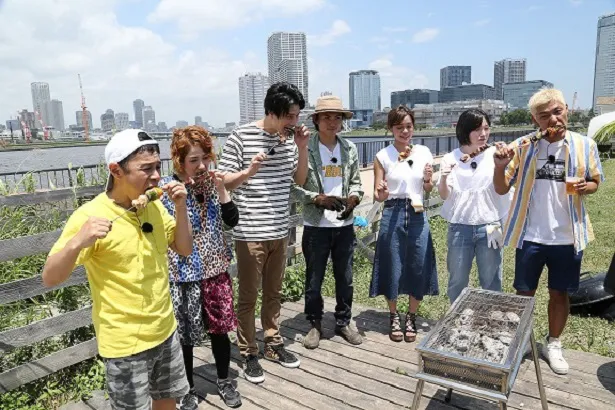 【写真を見る】「ことし初バーベキュー！」とはしゃぐ鈴木伸之は、串焼きをワイルドにかぶりつく！