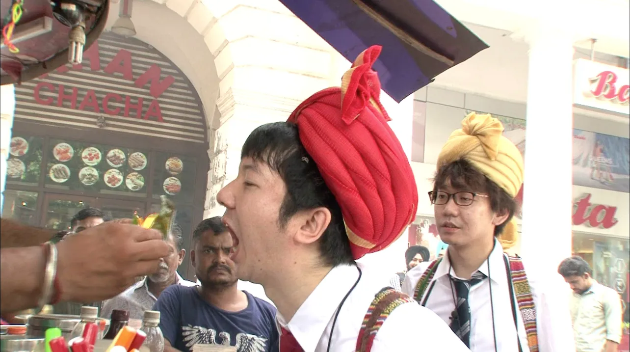 【写真を見る】インドを訪れた三四郎は、かみたばこ「パーン」を体験