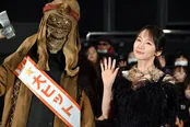 【写真】フォトセッションでは木こりも参加した(映画「怪物の木こり」公開記念舞台あいさつより)