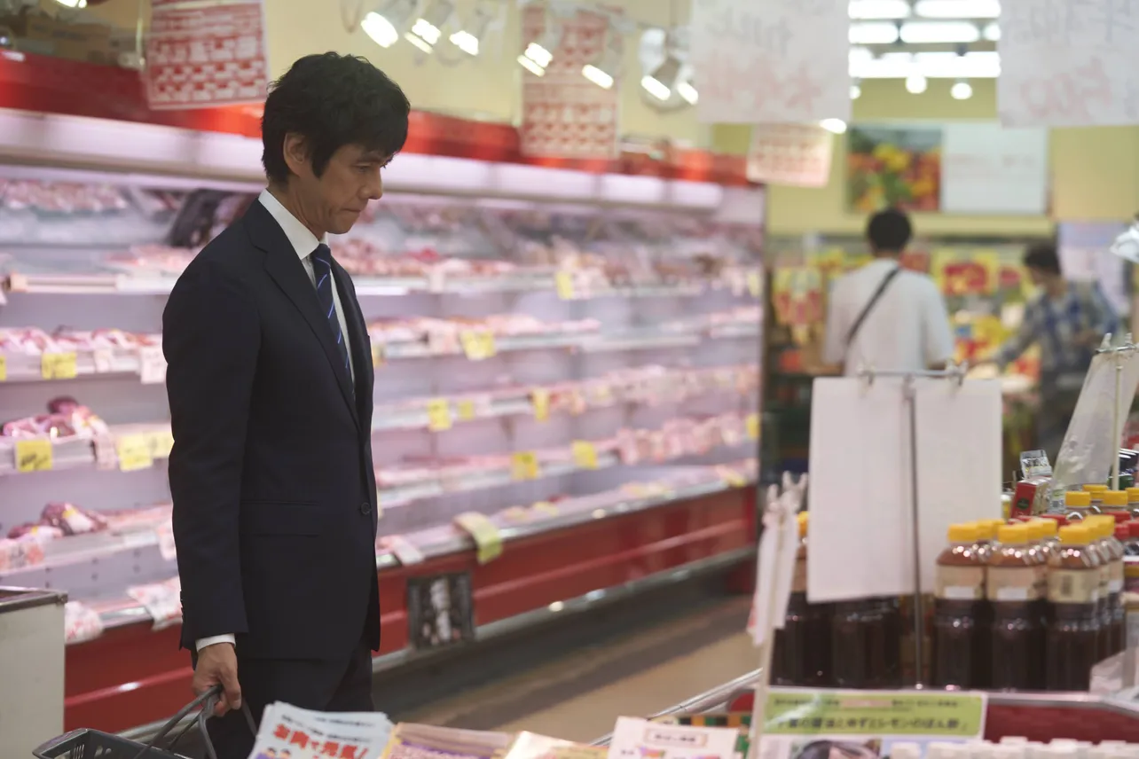 【写真】スーパーで買い物するスーツ姿の西島秀俊“史朗”