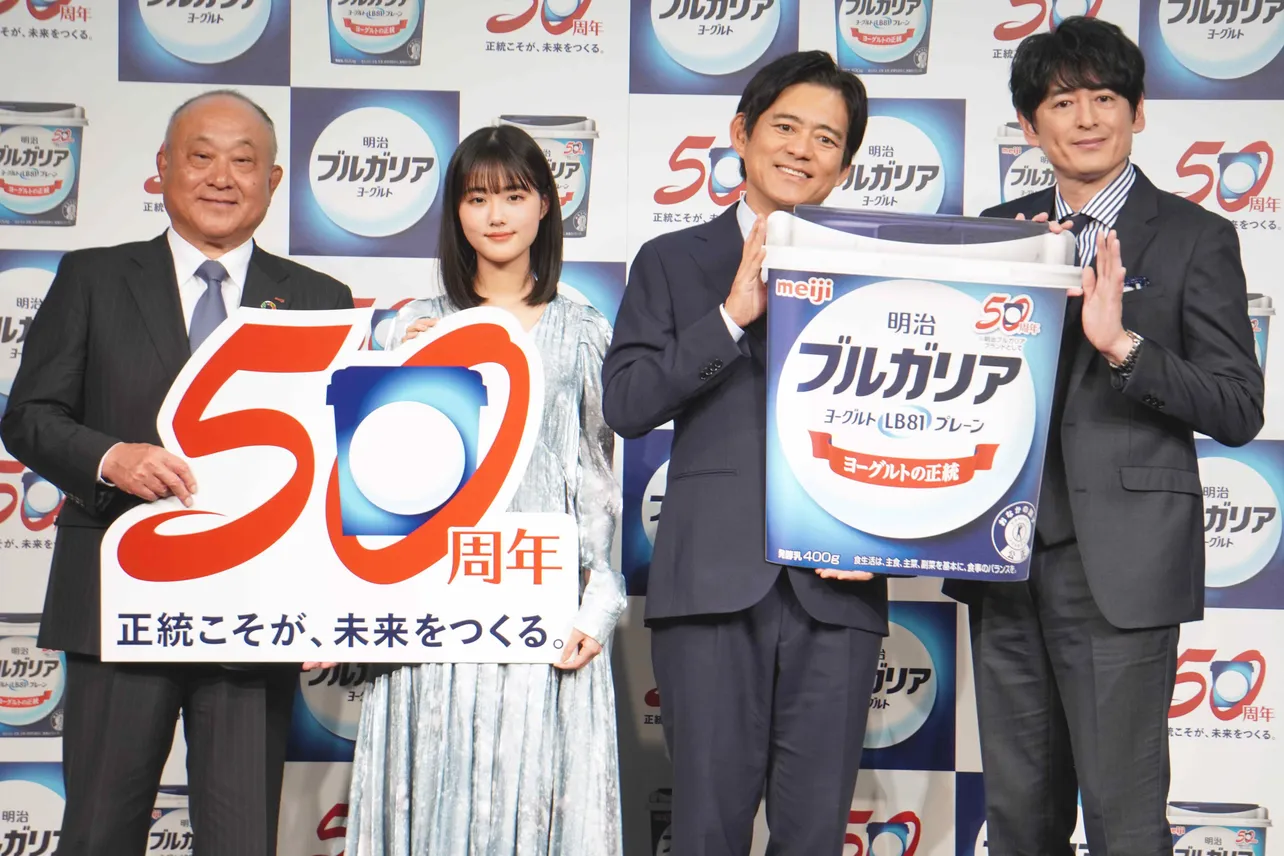 松田克也代表取締役社長、原菜乃華、博多華丸・大吉(写真左から)