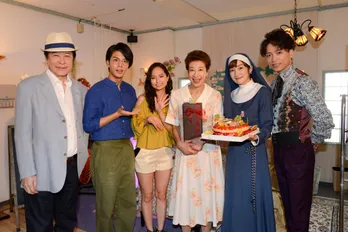 山崎育三郎らのサプライズバースデーに前田美波里が大喜び!