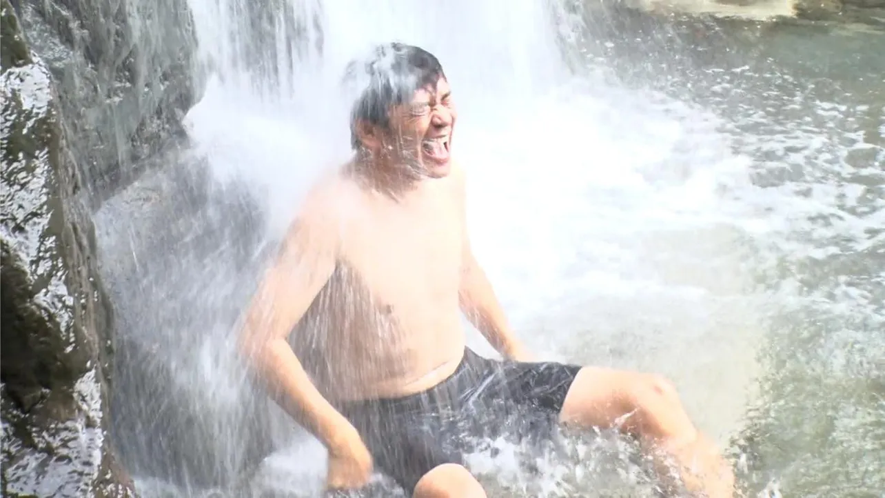 【写真】岡田圭右、滝温泉で大はしゃぎ