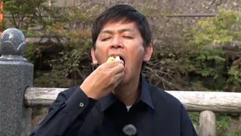 岡田圭右が湯村温泉で出会ったパワフルレディたちに「疲れたわ…」 強烈すぎる「枯れんだー」「おばあの根性焼」の斬新カフェ