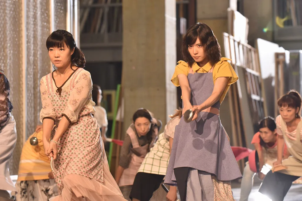 8月5日(土)放送の「ウチの夫は仕事ができない」でダンスを披露する松岡茉優、イモトアヤコ
