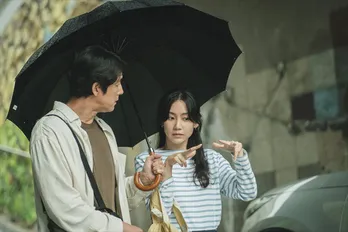 ＜愛していると言ってくれ＞かわいい“相合傘”シーンも…チョン・ウソン＆シン・ヒョンビンの“遠慮がちな恋”が絶品