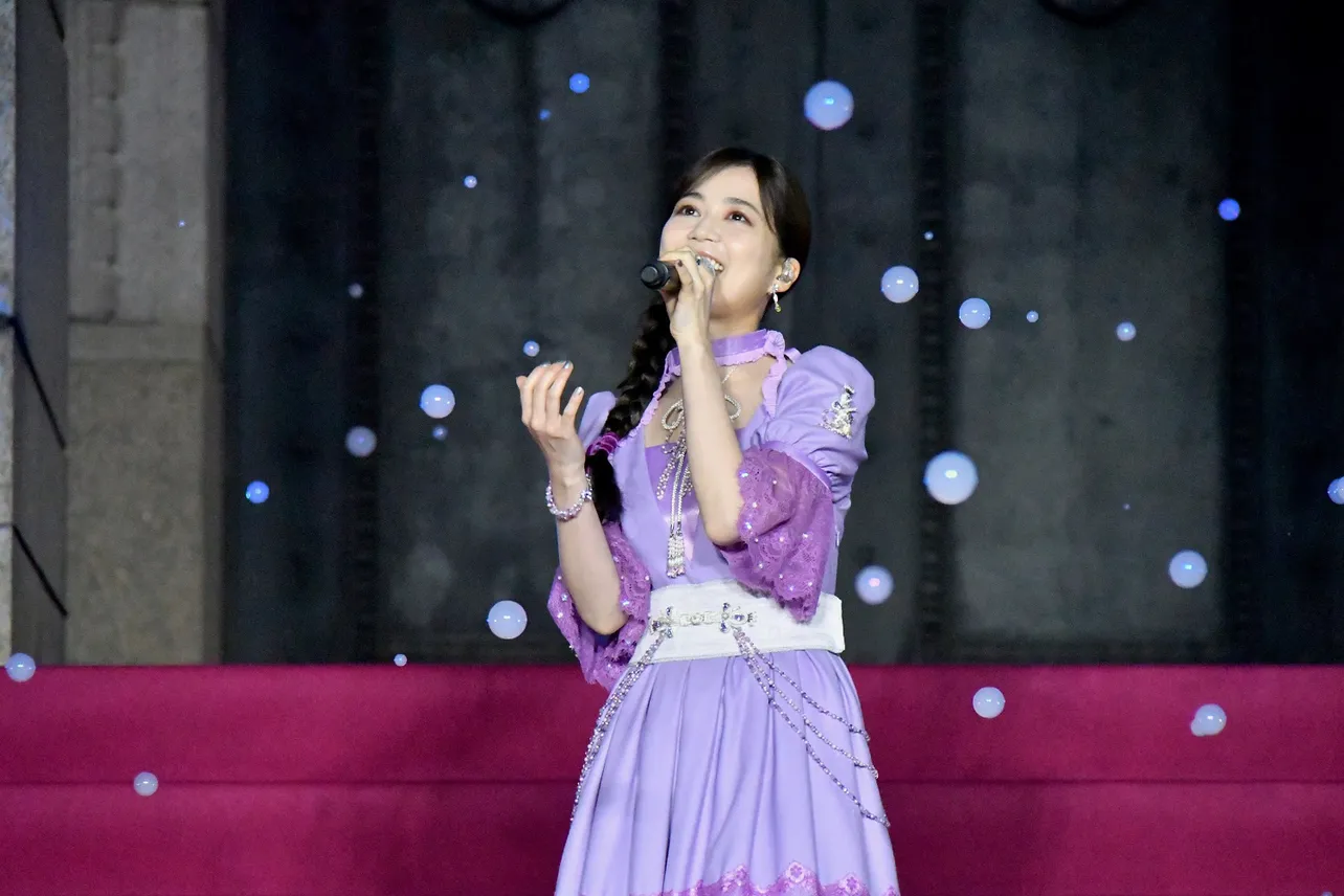 【写真】プリンセス感満載…生田絵梨花が紫のドレスを着て歌唱