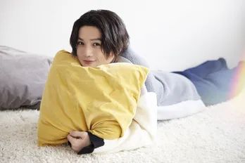 八木勇征がドラマの撮影裏話を明かす「育(三郎)さんは歌とピアノがすごくお上手で、合間に音楽についてお話をさせてもらっています」<ハイエナ>