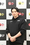 囲み取材に応じた新田真剣佑