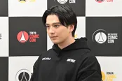 囲み取材に応じた新田真剣佑