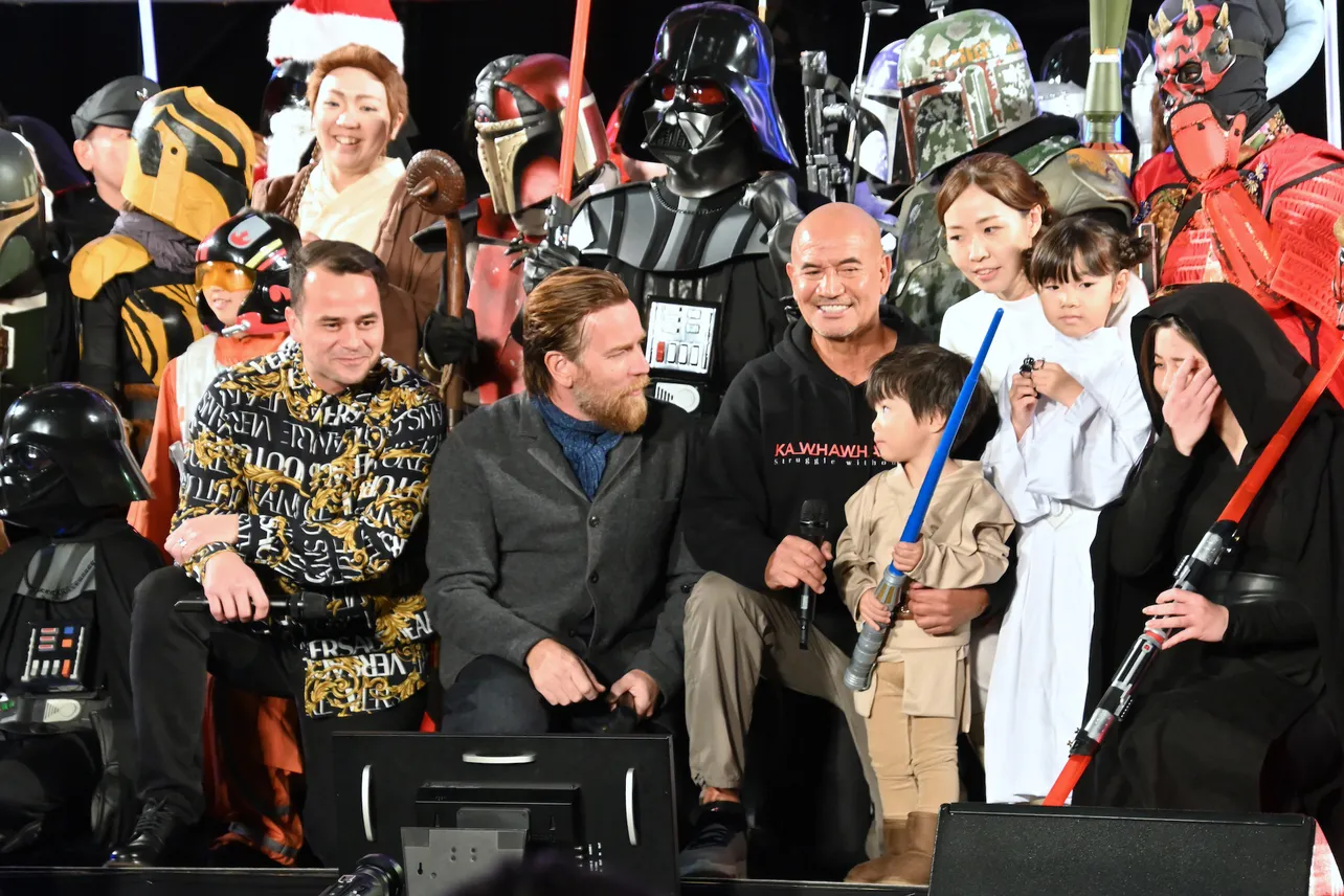 【写真】3人とも縁があるスター・ウォーズのコスプレ姿をしたファンたちと共演！